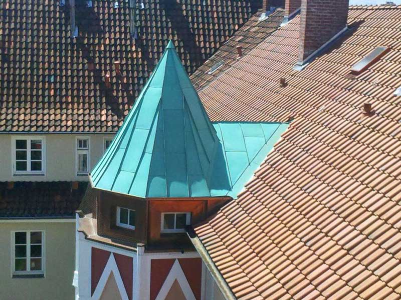 Dachklempnerei, Sanierung und Neueindeckung von Daechern gehoehrt zu unseren Aufgaben als Hannoversche Zimmerei dazu